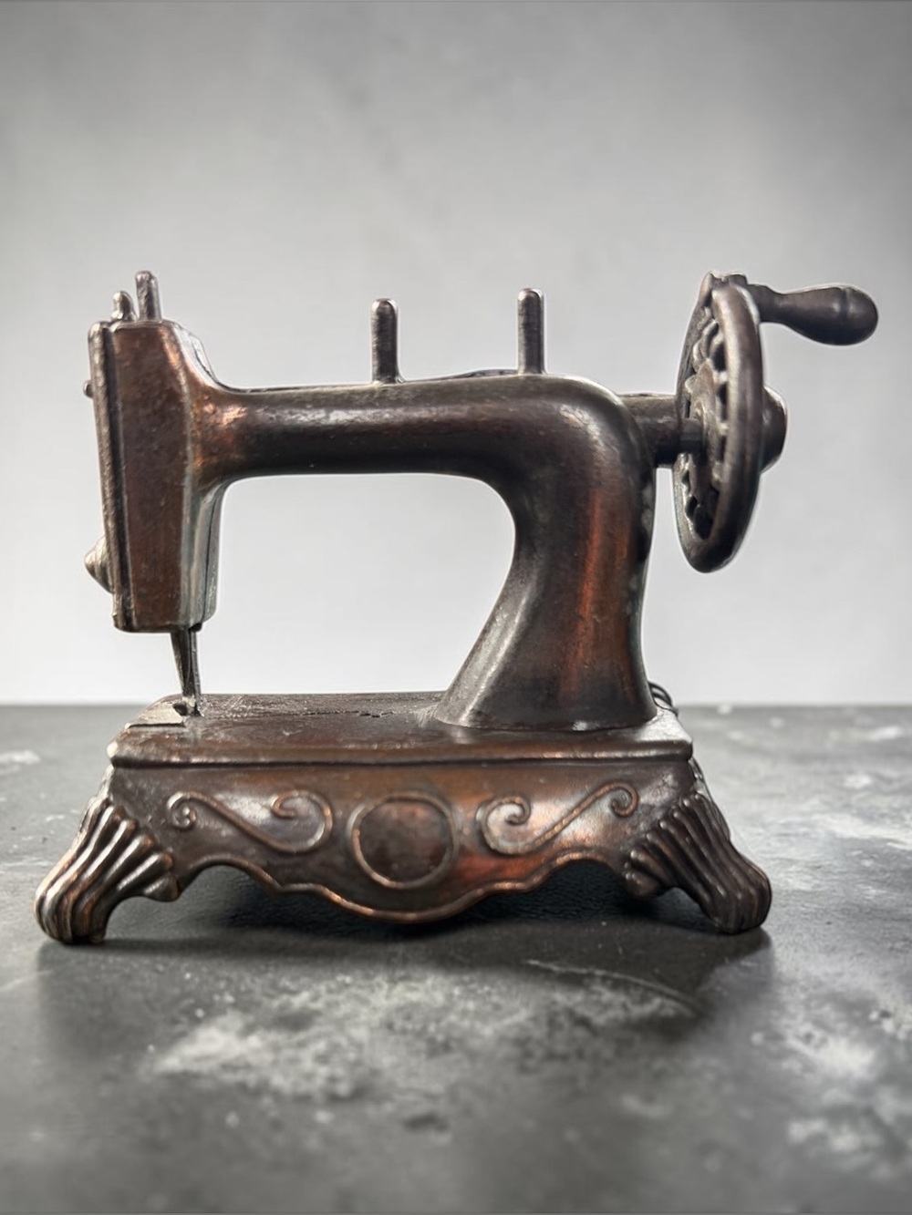 VINTAGE DIE-CAST METAL MINIATURE SEWING MACHINE PENCIL SHARPENER